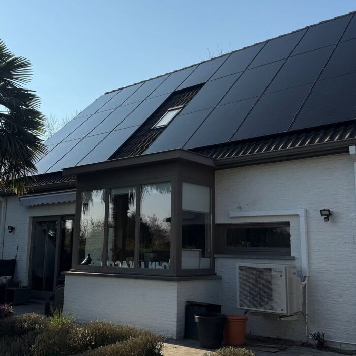 Volledig zwarte zonnepanelen over het hele dakvlak