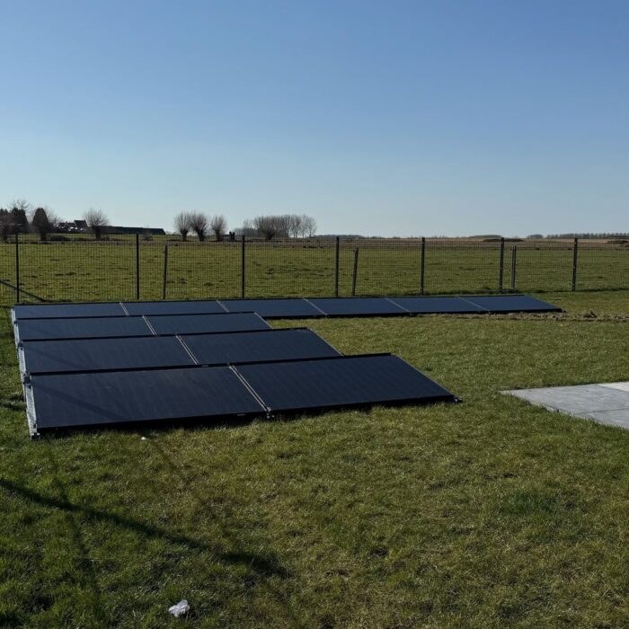 Zonnepanelen op een grondopstelling in de tuin