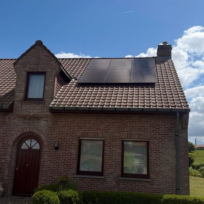 Zonnepanelen op een pannendak