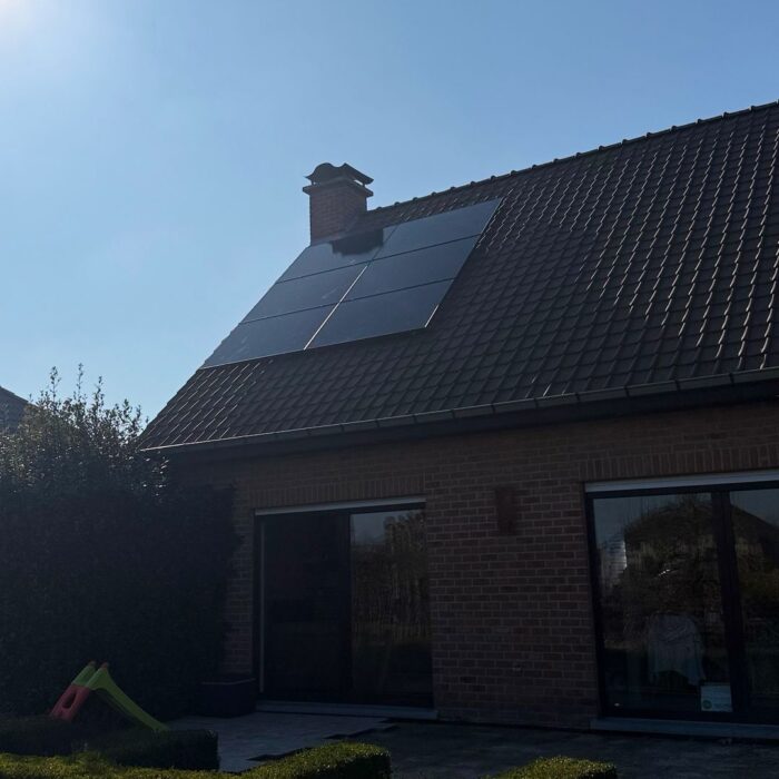 Zonnepanelen op een woning met tuin