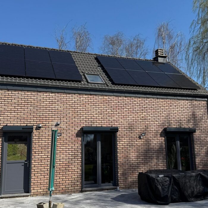 Zonnepanelen op een woning met zadeldak